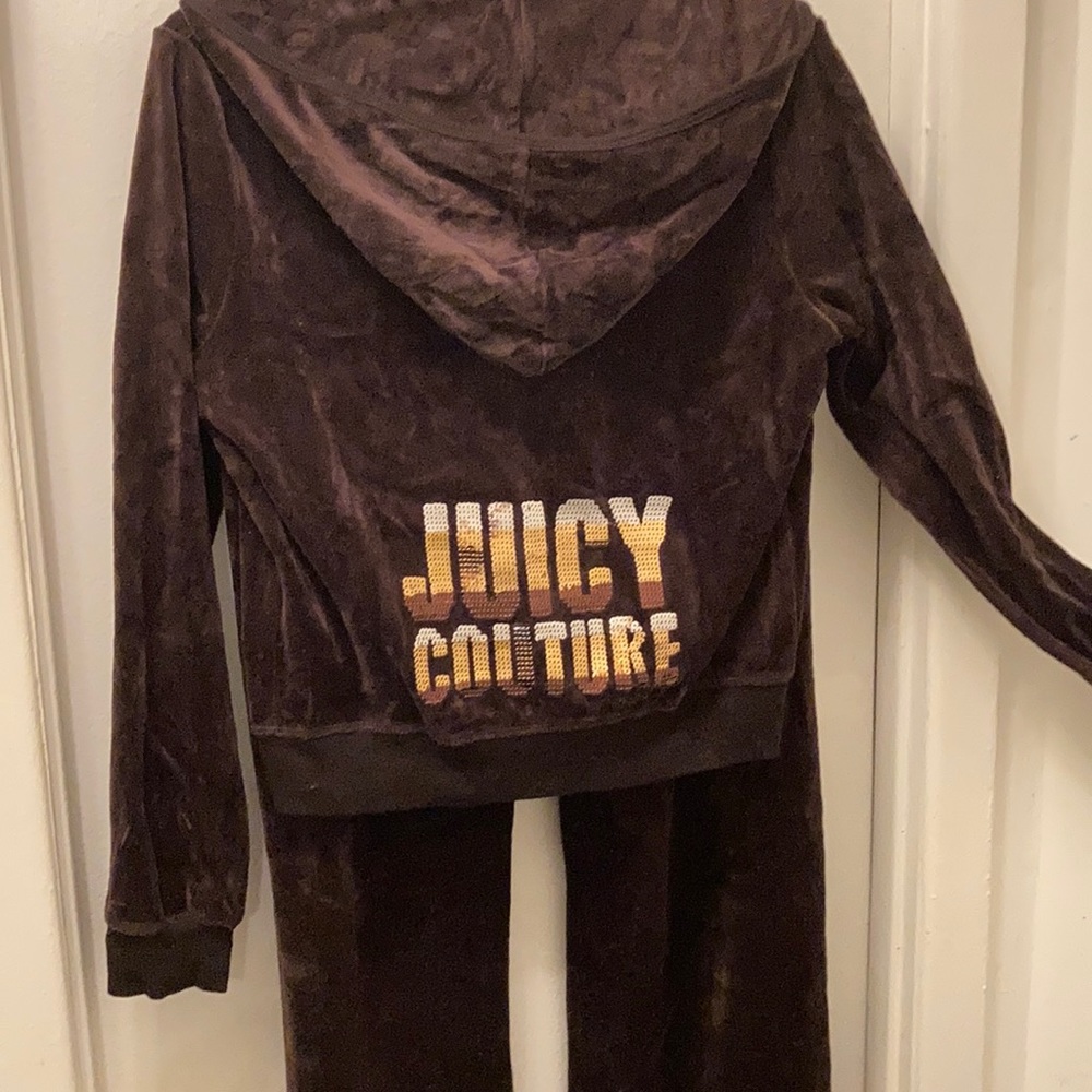 A sweatsuit 🤩 vintage 💙
